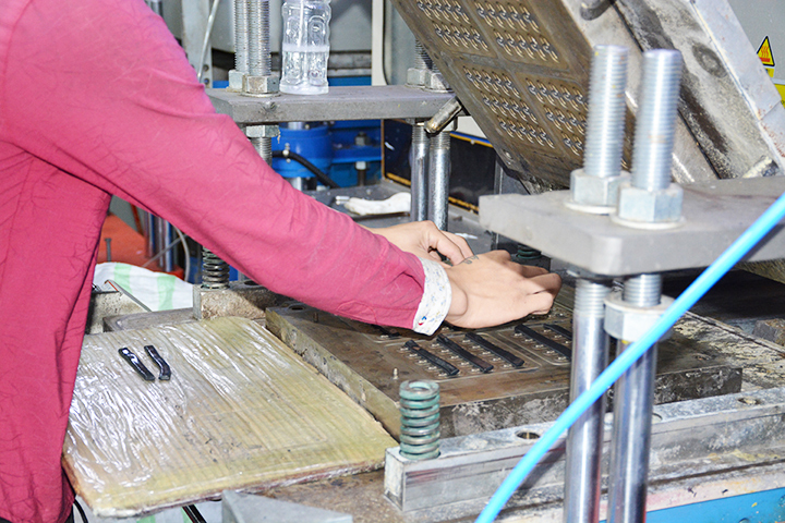 硅膠模壓成型的優(yōu)點(diǎn)和缺點(diǎn) 硅膠模壓成型的優(yōu)點(diǎn)和缺點(diǎn)