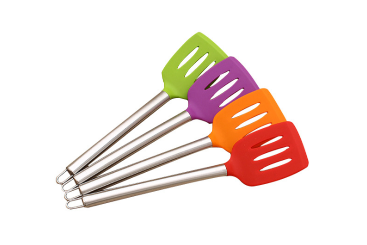 硅膠廚具耐高溫性能性能非常好，在高溫環(huán)境下不會產(chǎn)生毒物質(zhì)