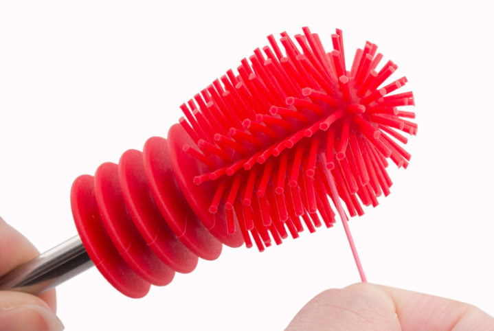 硅膠材質(zhì)對(duì)于小孩子和家庭的應(yīng)用是非常廣泛的，像硅膠奶嘴、硅膠奶瓶、硅膠廚具等都是用硅膠材質(zhì)制作而成的，我們?cè)谑褂霉枘z奶瓶的時(shí)候每天都需要清洗很多次，以前清洗硅膠奶瓶的時(shí)候都是用塑料的刷子，或者用毛巾來清洗硅膠奶瓶，那么硅膠奶瓶刷有什么好處呢，硅膠奶瓶刷更安全無毒，清洗的時(shí)候不會(huì)掉毛刷，使用壽命很長，那么硅膠奶瓶刷定制需要注意什么問題，東莞硅膠奶瓶刷定制廠家哪家好，今天硅膠制品廠小編就來和大家介紹一下。