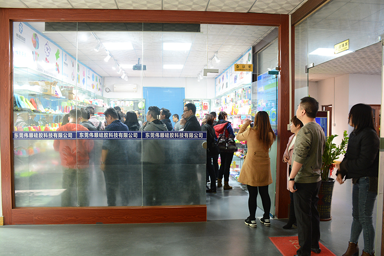 香港禮品協(xié)會成員單位近30人考察偉順硅膠，2019年訂單不斷