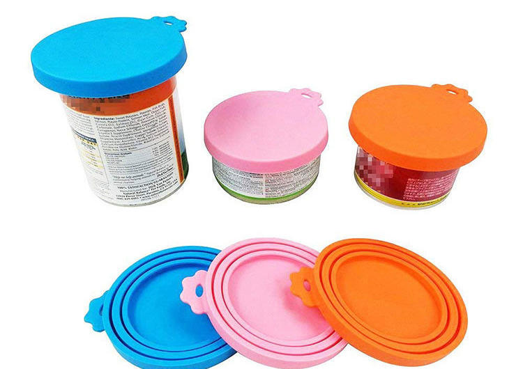 硅膠罐頭蓋-食品級(jí)硅膠寵物罐頭蓋定制廠家電話-東莞硅膠罐頭蓋工廠批發(fā)價(jià)格，蓋子有三種尺寸大小，可以蓋不同大小的罐頭，是連在一起的哈，不是分開(kāi)的喲，直接整個(gè)套在打開(kāi)的貓罐頭上就可以啦，用起來(lái)也非常方便。蓋上之后就不怕罐頭壞啦，第二天照樣可以打開(kāi)，可以繼續(xù)享受美味， 還有配套的小勺子，用來(lái)挖濕糧什么的可方便咯~~采用硅膠材料精制而成，無(wú)毒無(wú)害，產(chǎn)品設(shè)計(jì)精巧，不易變形，很軟的手感，不是那種硬邦邦的，密封性更好。 