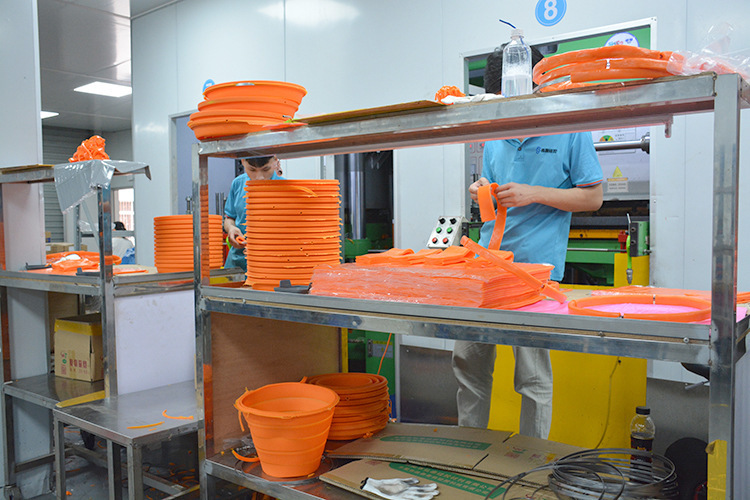 硅膠折疊桶生產(chǎn)車間 硅膠折疊桶生產(chǎn)車間